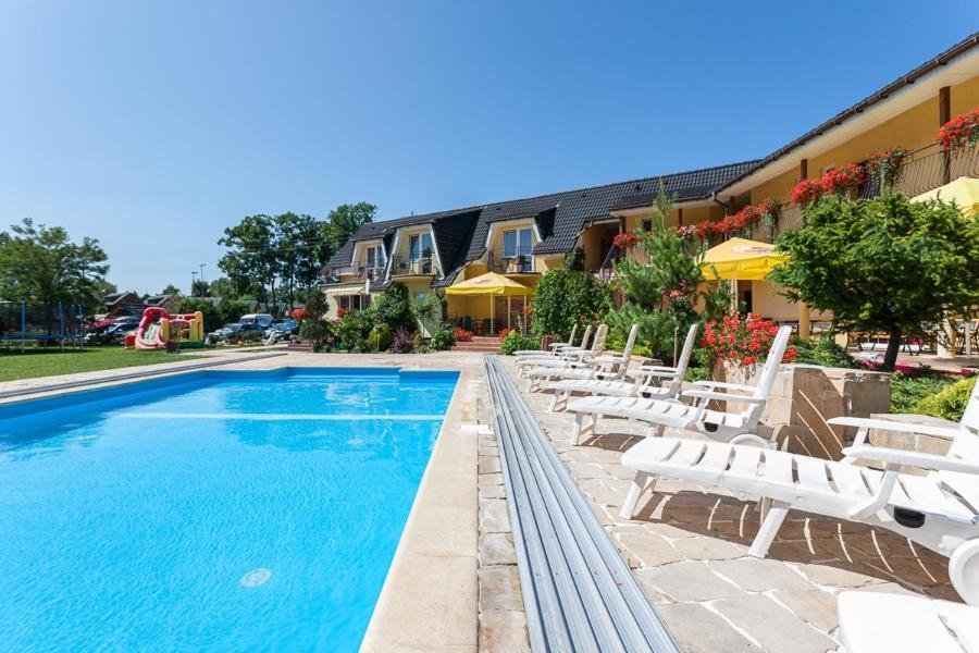 Perla Baltyku Hotel Пустково Екстериор снимка